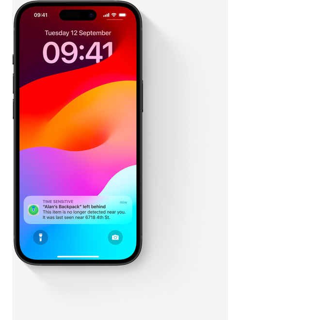 <p style="color: #000000; line-height: 1.0625; letter-spacing: -.009em; font-size: 3rem; font-weight: 600;">Týnd stilling gerir það enn auðveldara að finna hluti.</p>
<p style="color: #86868b; line-height: 1.19048; letter-spacing: .011em; font-size: 1.35rem; font-weight: 600; margin-top: 1.7em;">Þú getur merkt AirTagið týnt (e. Lost Mode), alveg eins og með önnur Apple-tæki. Þá færðu sjálfkrafa tilkynningu þegar það uppgötvast af einhverju tæki í kerfinu. AirTagið þitt er einnig hægt að stilla þannig að finnandinn fái upp tengiliðaupplýsingarnar þínar með því að snerta AirTagið við NFC-samhæfan snjallsíma – það er sama tæknin og gerir þér kleift að borga með símanum.</p>