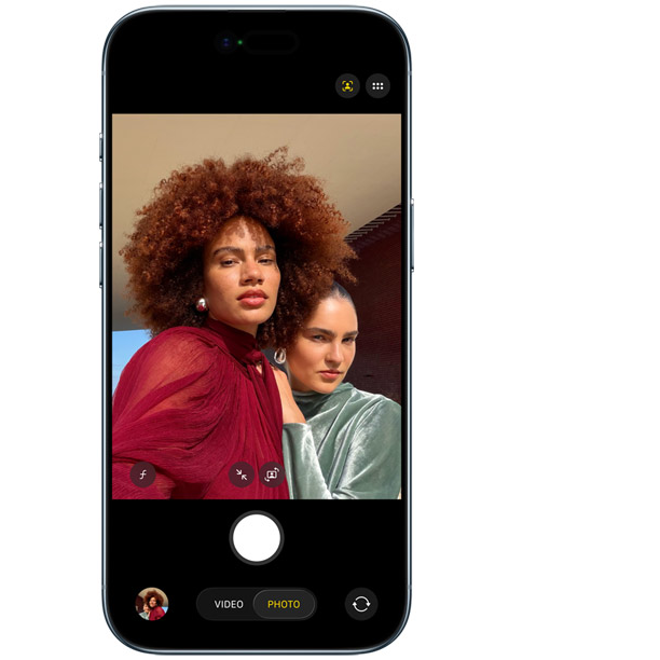 <div>
<h2 class="campaign-block__title" style="background: linear-gradient(0deg, #7a8fa4, #1d1d1f 70%); -webkit-background-clip: text; -webkit-text-fill-color: transparent; margin-top: 1.8rem; position: relative; margin-bottom: 0; font-size: 1.8rem; line-height: 1.1428571429; font-weight: 400; letter-spacing: .007em; font-family: SF Pro Display,SF Pro Icons,Helvetica Neue,Helvetica,Arial,sans-serif;">18MP Center Stage<br />myndavél að framan.<br />Sem breytir öllu.</h2>
</div>
<p style="color: #606f7f;" class="slide-block__text "><br />Nýja myndavélin að framan gefur þér meira frelsi þegar þú rammar inn sjálfur og myndbönd – og svo margt fleira. Víkkaðu sjónsviðið með einni snertingu og snúðu úr lóðréttri í lárétta stöðu <span class="slide-block__text " style="color: #1d1d1f; font-size: 1rem; line-height: 1.25rem;">án þess að snúa símanum</span>. Og þegar vinir þínir vilja vera með á sjálfunni víkkar sjónsviðið sjálfkrafa svo allir komist fyrir á myndinni.</p>