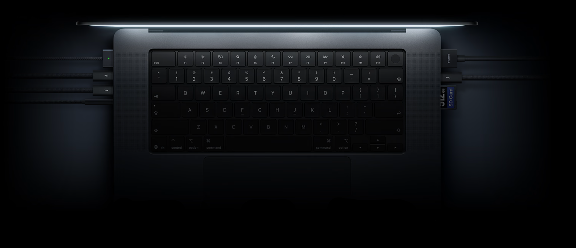 MacBook Pro séð að ofan með snúrur tengdar í MagSafe 3, Thunderbolt 5, HDMI og SDXC-kortarauf