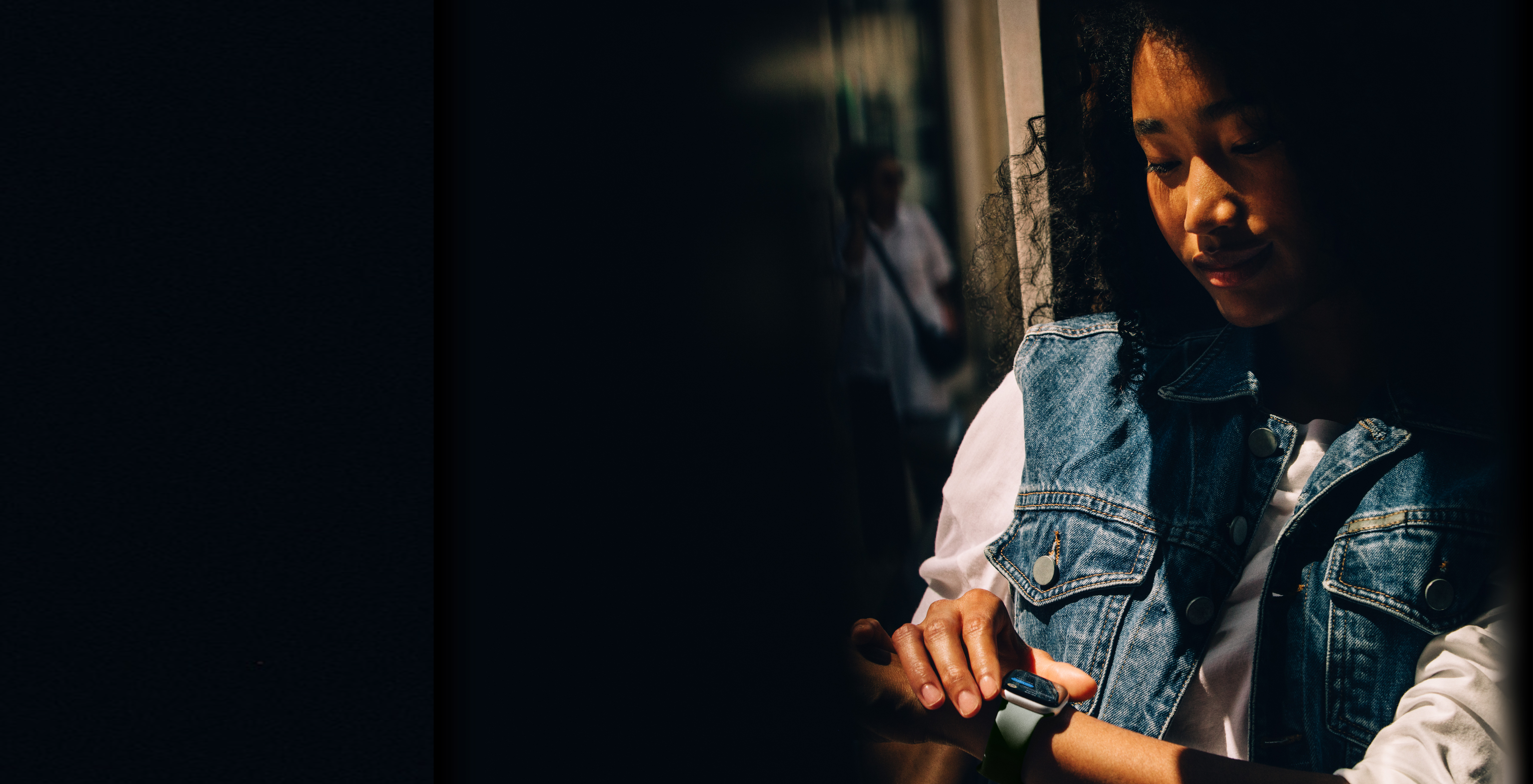 <h3 class="campaign-block__overline" style="color: #04de71; margin-bottom: 0;">Á ferðinni.</h3>
<h2 class="campaign-block__title" style="color: white;">Fullkomið ferðafrelsi.</h2>
<p style="color: white;" class="slide-block__text ">Með eSIM áskrift geturðu hringt, sent skilaboð, greitt, streymt tónlist og fleira, jafnvel þótt iPhone-síminn þinn sé ekki nálægt.</p>