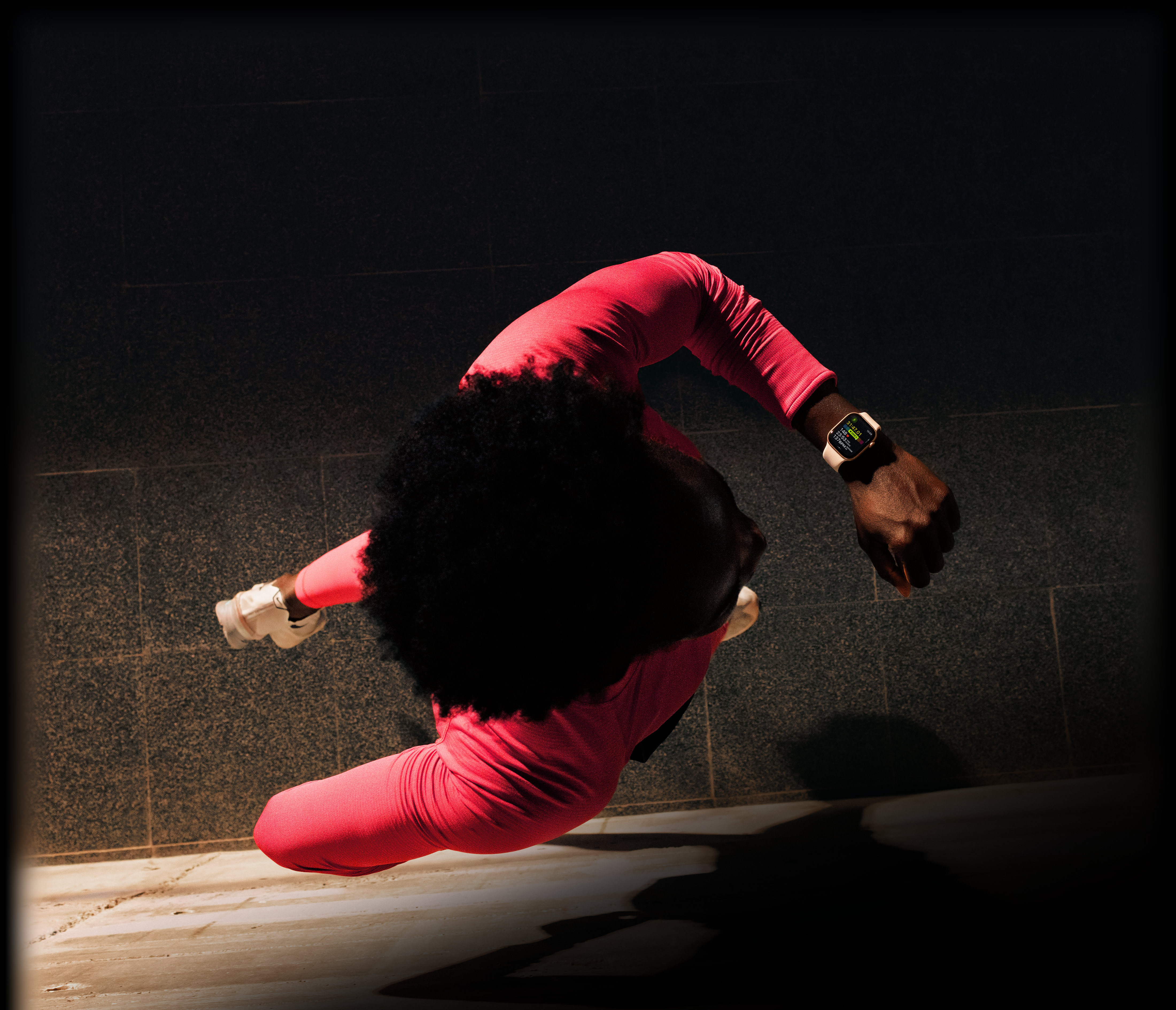 <h3 class="campaign-block__overline" style="color: #fa1858; margin-bottom: 0;">Hreifing</h3>
<h2 class="campaign-block__title" style="color: white;">Náðu markmiðum þínum betur með mælingum.</h2>
<p style="color: white;" class="slide-block__text ">Hvort sem þú ert að æfa fyrir maraþon eða synda ferðir þá býður Apple Watch Series 11 upp á alls kyns æfingar. Það notar gagnlegar mælingar til að skrá allar hreyfingar þínar svo þú vitir hvernig þú getur aukið ákefðina og æft á snjallari hátt. Áfram með þig! Ráslínan er á úlnliðnum þínum.</p>