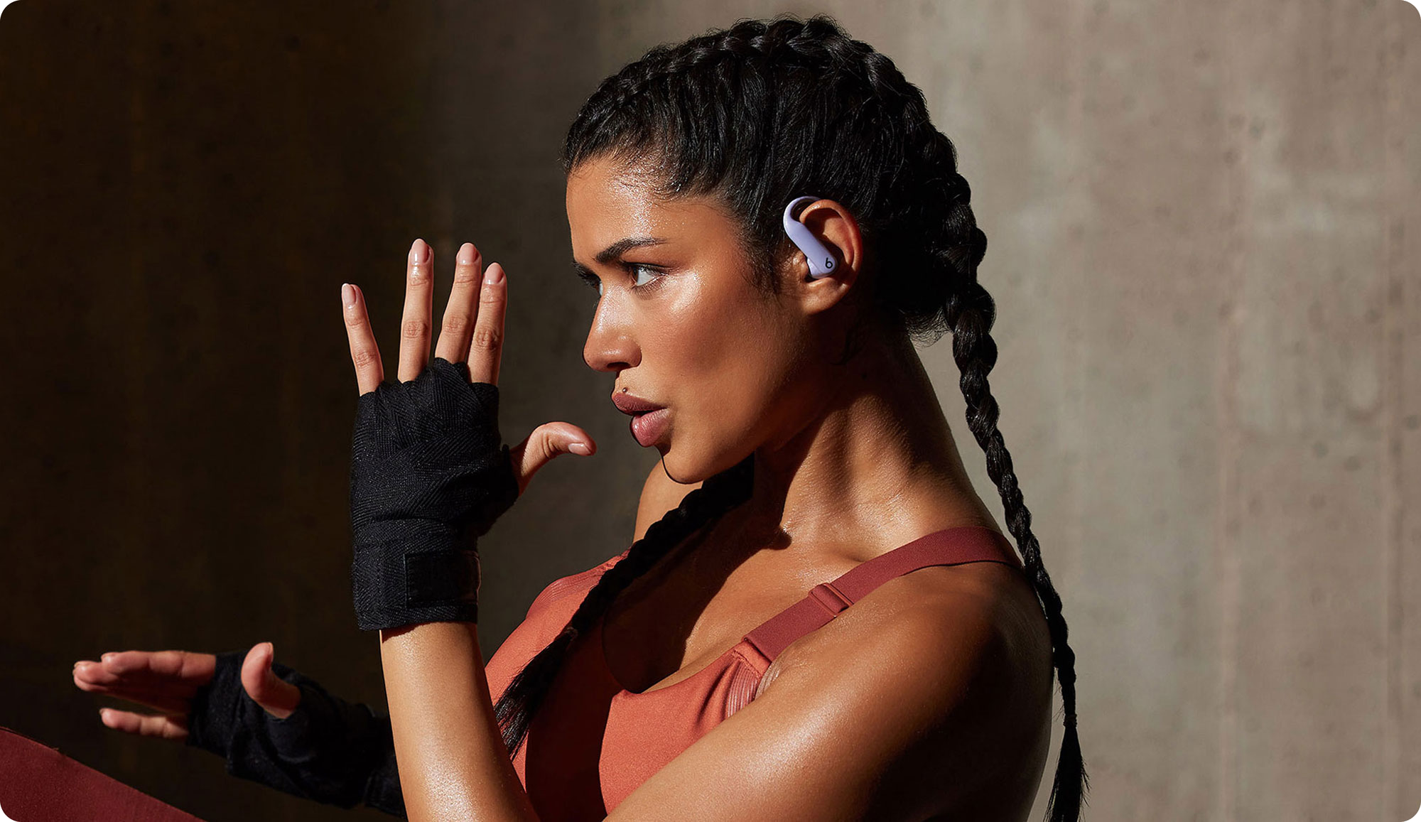 Arsène Lupin með Powerbeats Pro 2.