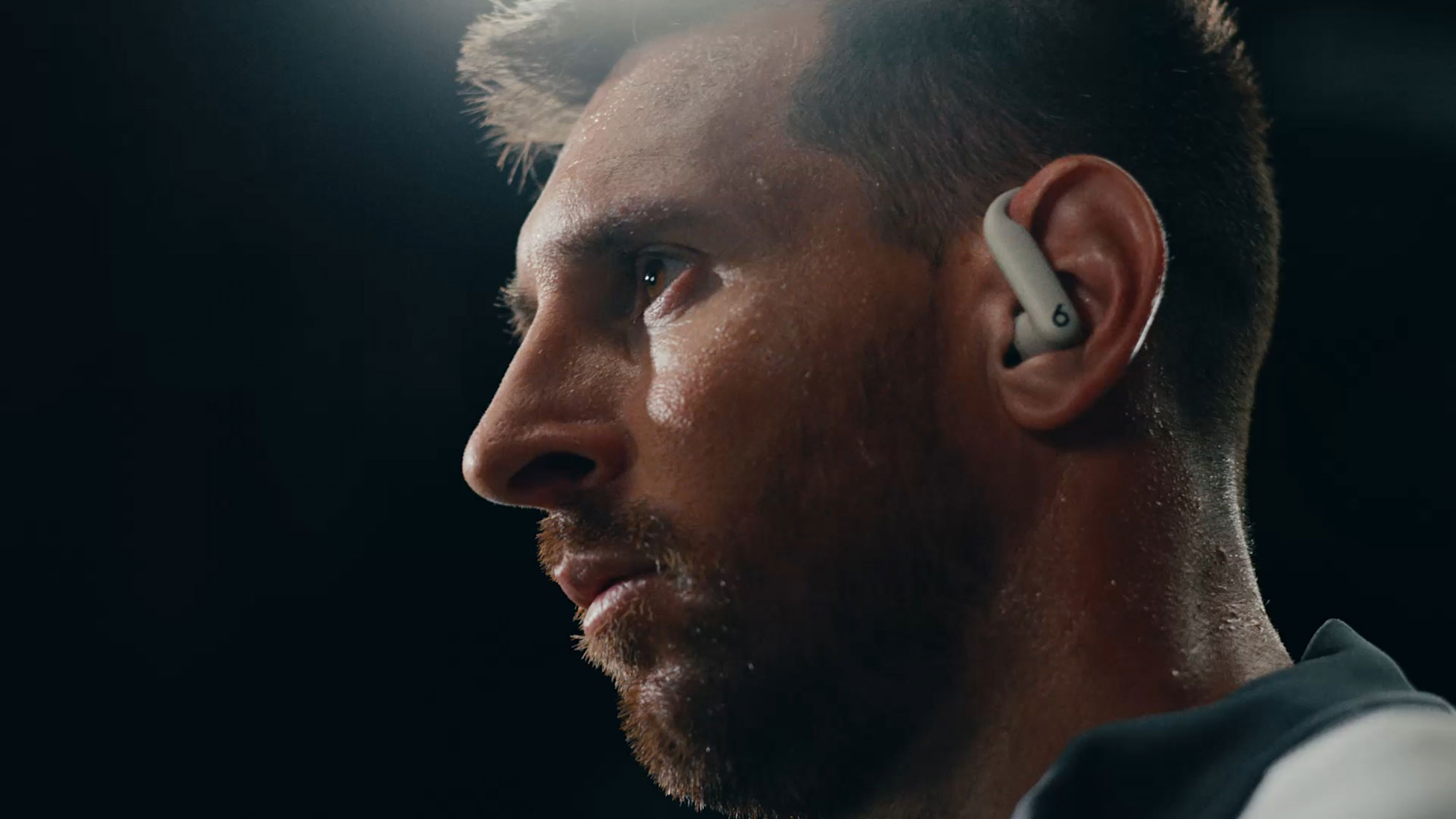 Lionel Messi með Powerbeats Pro 2 í eyrunum.
